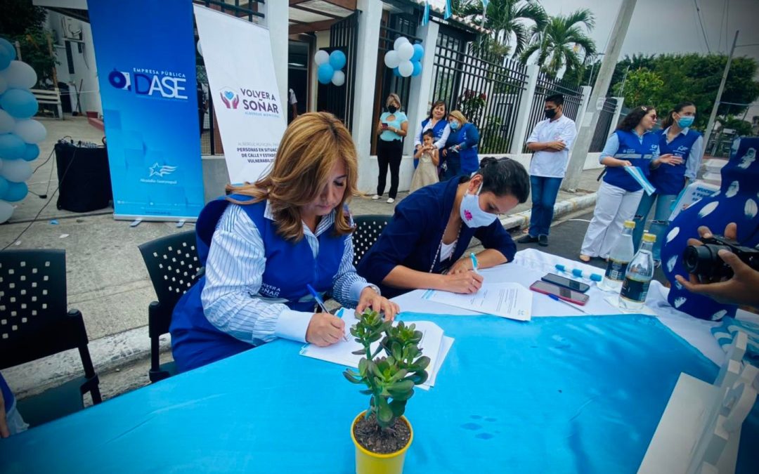 Firma del convenio de capacitación entre FUNDER y DASE Alcaldía de Guayaquil, para impartir cursos ocupacionales a beneficiarios del Albergue Municipal Volver a Soñar en Guayaquil.